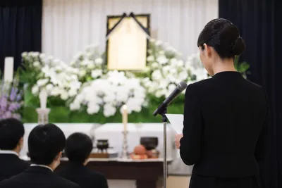 通夜の挨拶を喪主として長女が務めるには？